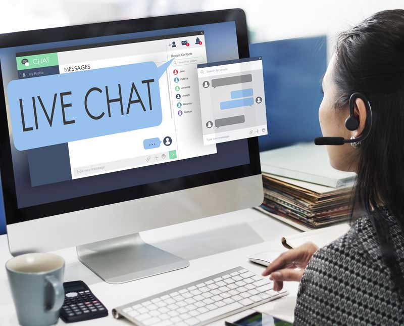 Impressing Your Clients with Efficient Live Chat Agents; While Traveling Simultaneously